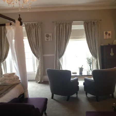 לינה וארוחת בוקר The Castle House 4*