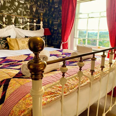 לינה וארוחת בוקר The Castle House 4*